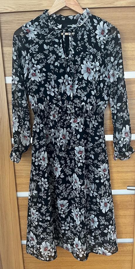 Krásne kvetinové šaty, s