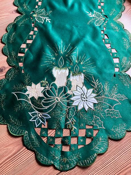 Vianočný obrus so zlatou výšivkou, 