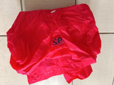 Červeny pršiplášť, 92