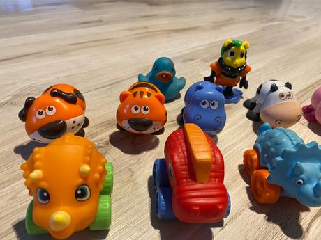 Malé dinosaury autá, zvieratká s krútiacimi hlavam, 