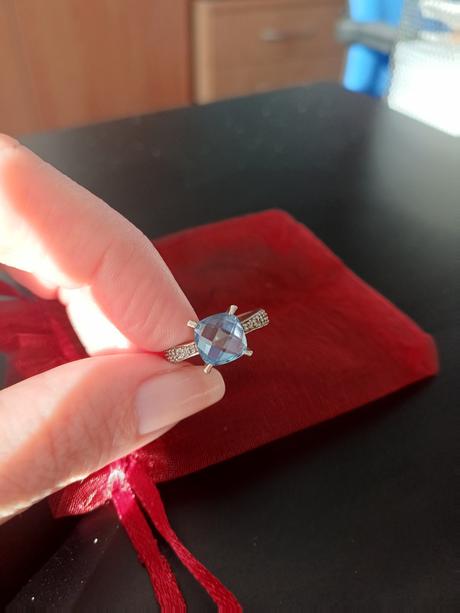 Strieborný prsteň so zirkónmi, 