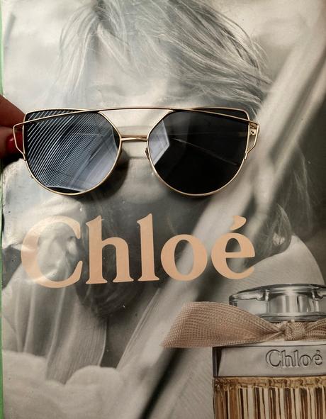 Čierne okuliare so zlatým,