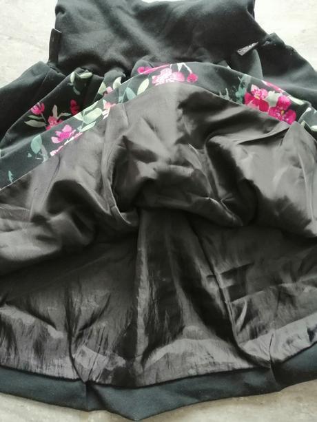 Čierna sukňa s kvetmi a elast. pásom z bavlny v134, 134