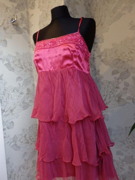 Velmi pekne volanikove saty, 38