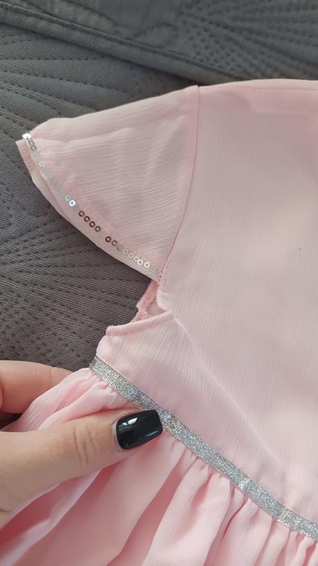 Ružové šatôčky so striebornými prvkami, 134