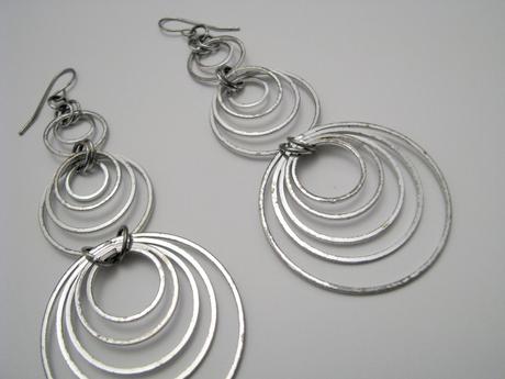 Dlhé krúžkové náušnice,