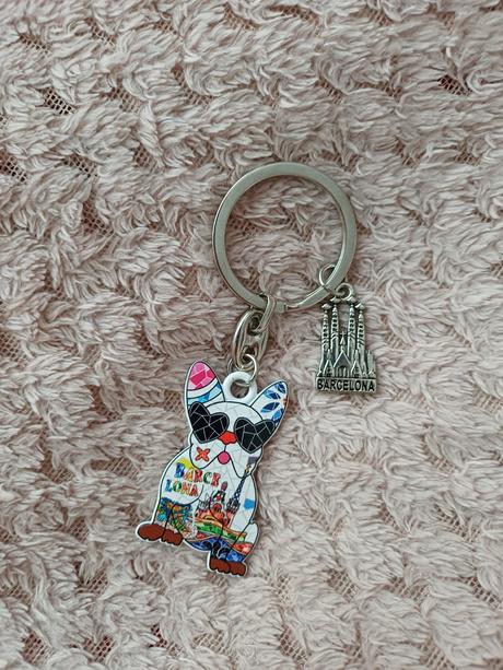 Nádherná kľúčenka barcelona s buldočkom,