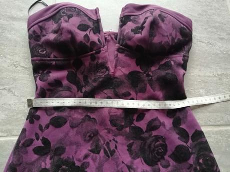 Korzetové šaty vínovej farby asos v34 zamat. ruže, 34