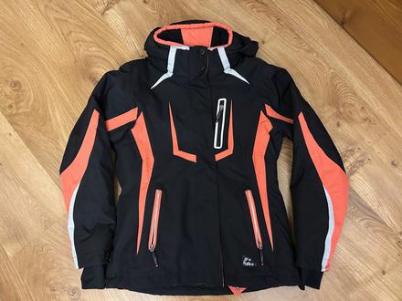 Lyžiarska bundách, 152