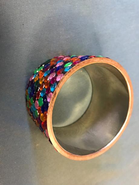 Naramok s farebnymi kamienkami,