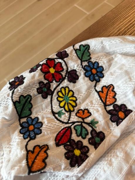 Biela esq košeľa s farebnými výšivkami a balónovým, l