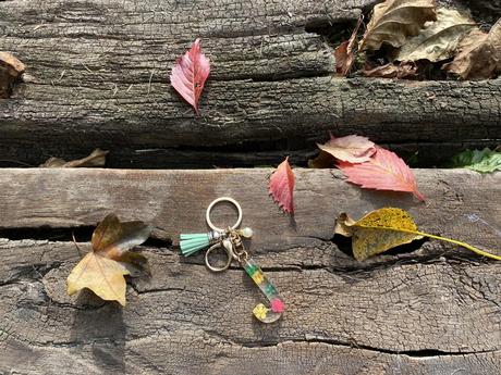 Ručne vyrobené živicové kľúčenky, 