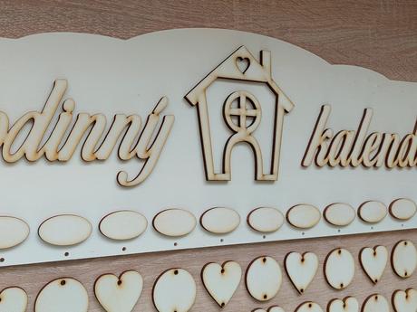 Novinka rodinný kalendár s výrezmi,