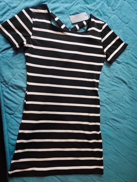 Mini šaty s krátkym rukávom, vzadu prekrizene, s