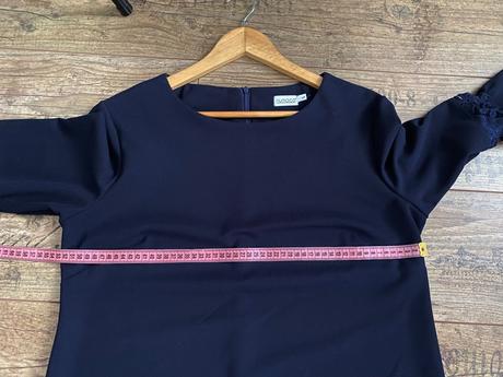 Spoločenské krátke šaty s volánovými rukávmi, m