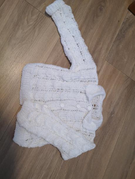 Biely strikovany svetrik, 68