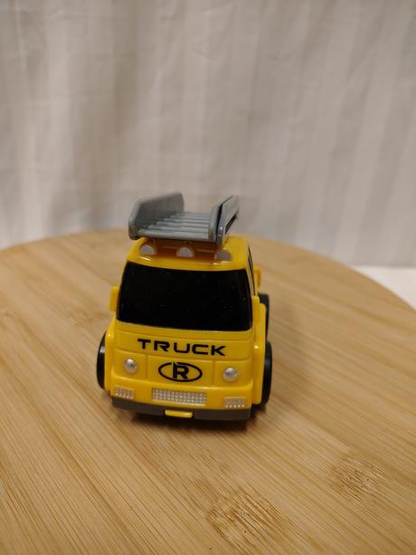 Žlté stavebné autíčko s rebríkom, 8 cm,