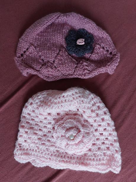 Rucne pletene ciapky v top stave, á 4 eur, 74