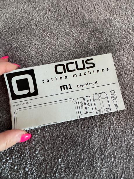 Strojček na tattoo acus, 