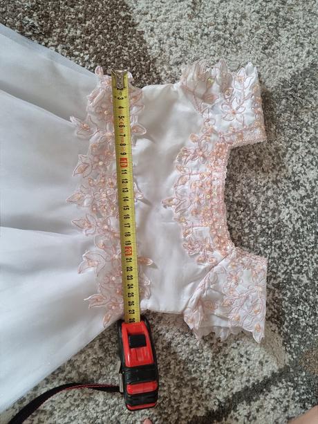 Slavnostné šaty, 80