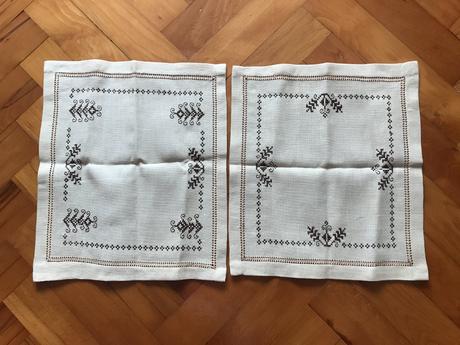 2 krásne hnedé vyšívané obrúsky,