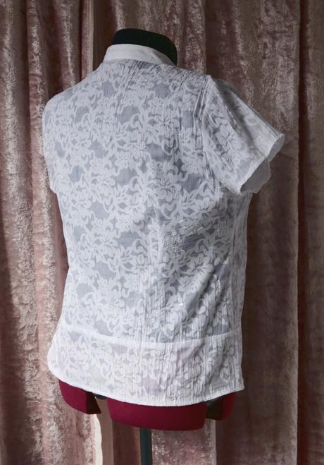 Biela blúzka s kvietkami a flitrami veľ.44, xxl