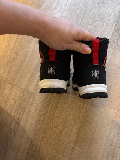 Zimne svietiace topanky snehule spiderman vel 28, marvel,28