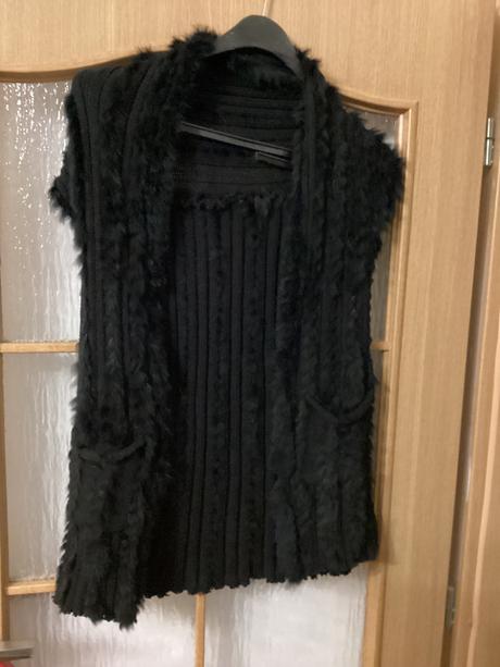 Pletená vesta s kúskami kozusinky, m