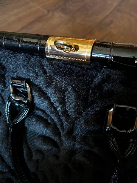 Krásna čierna kabelka, 