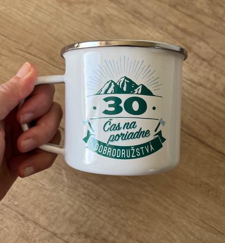 Plechový hrnček 30 čas na poriadne dobrodružstvá,