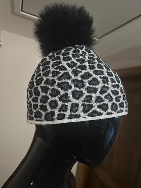 Zimná čiapka s brmbolcom a striebornou niťou r-jet, 