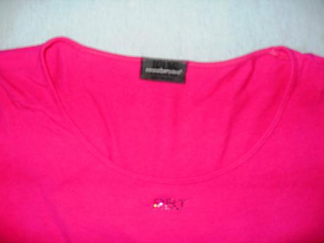 Cyklamenový top s trblietavými písmenami, s