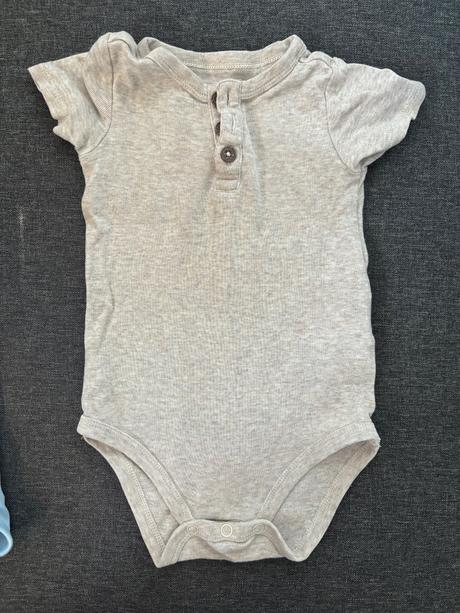 Body s gombikmi pri krku, tchibo,74