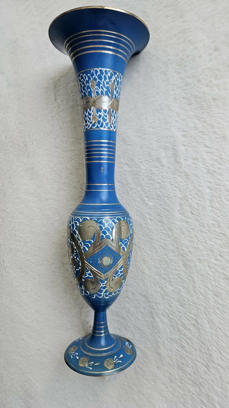 Elegantná modrá kovová váza s orientálnym vzorom,