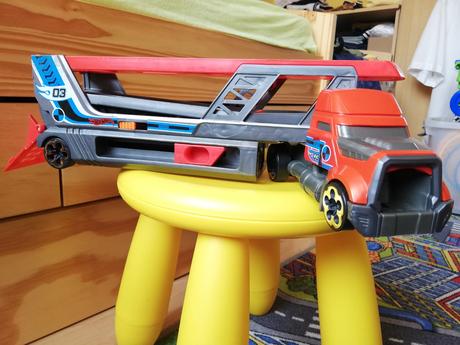 Hot wheels strielaci kamion,