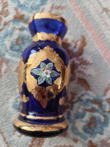 Váza so zlatým zdobením, 