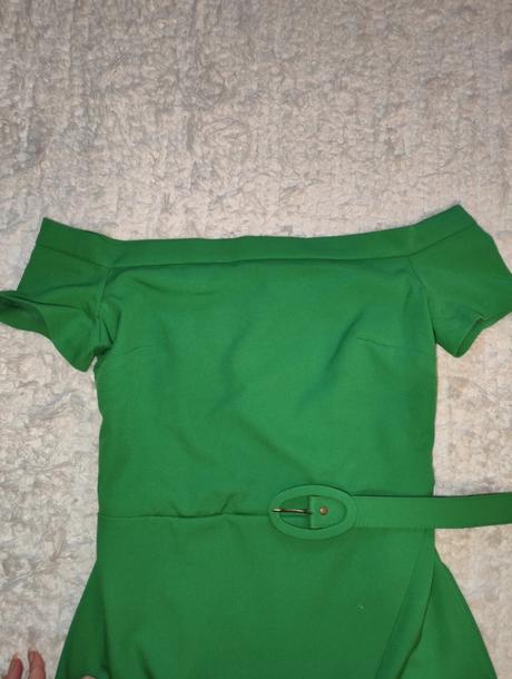 Šaty s odhalenými pleciami a rozparkom, s