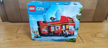 Červený dvojposchodový vyhliadkový autobus lego, 