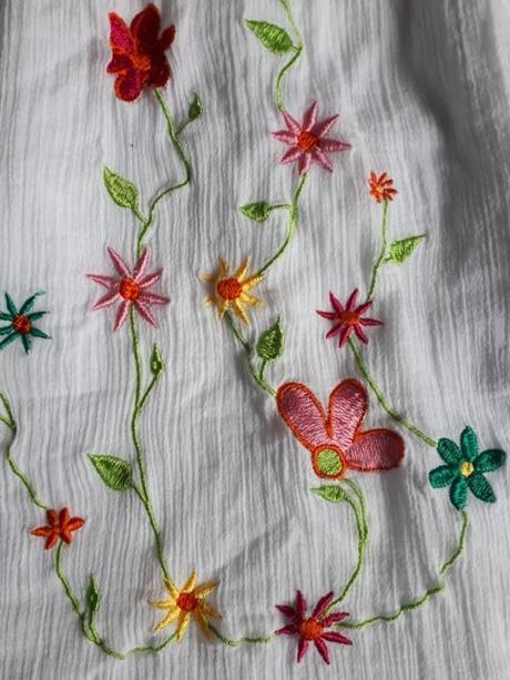 Biele saty s výsivanými kvietkami, 128