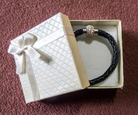 Kožený náramok v darčekovej krabičke,