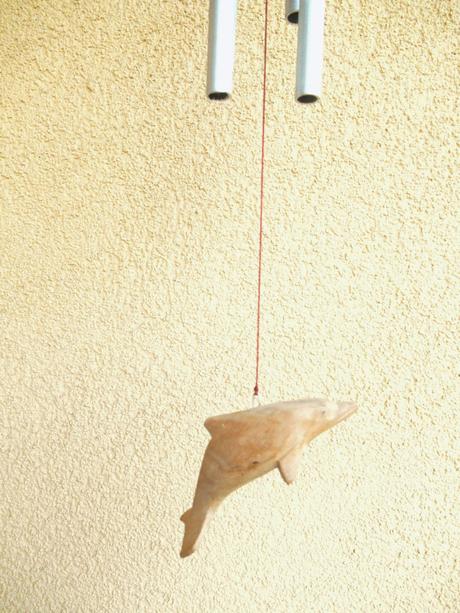 Zvonkohra s delfínmi,