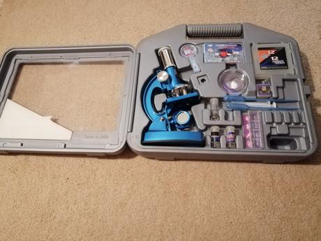Mikroskop s príslušenstvom v kufríku, 
