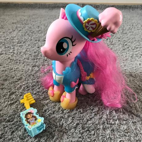 My little pony s oblecenim a klobukom, 