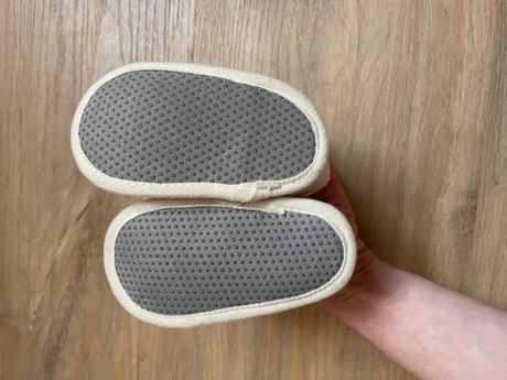 Béžové, kožušinové papučky do kočíka, <17