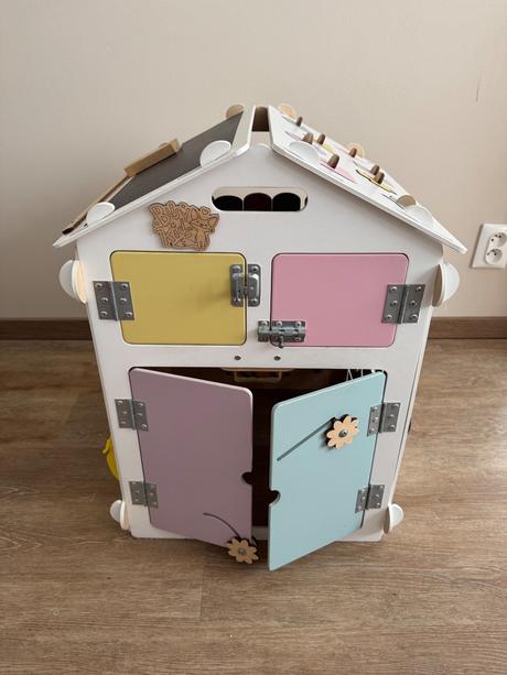 Montessori domček activity board,