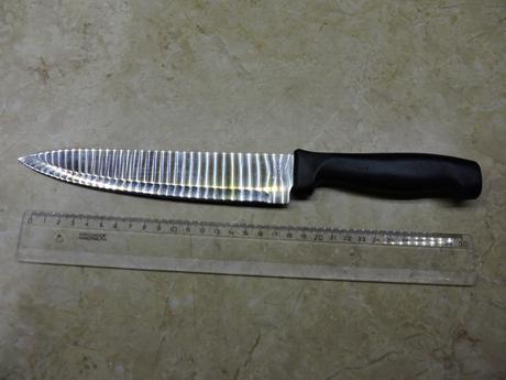 Nôž kuchynský s čiernou rukoväťou,