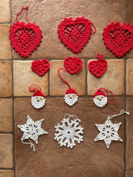 Bielo červene hackovane ozdoby na stromcek, 