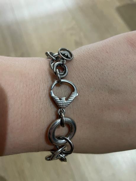 Armani náramok, armani