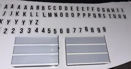 2 svietiace tabuľky s písmenami,