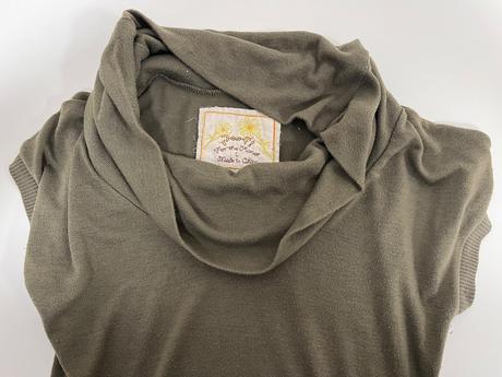 Pohodlný army zelený top s  rolákovým výstrihom, l